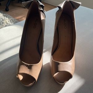 Used heels, some wear and tear at the back of the heel. Super comfy!